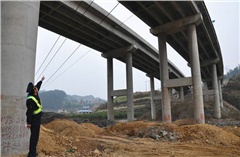 通管局現(xiàn)場(chǎng)質(zhì)檢貢嘎機(jī)場(chǎng)專用公路沿線光纜工程